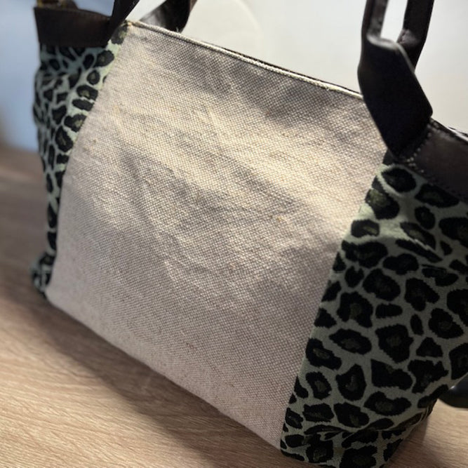 Angesagte Tasche mit Leoprint