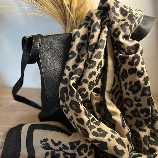 Warmer Schal im angesagten Animalprint