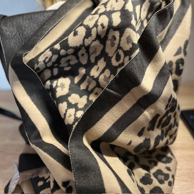 Großer Schal mit Animalprint