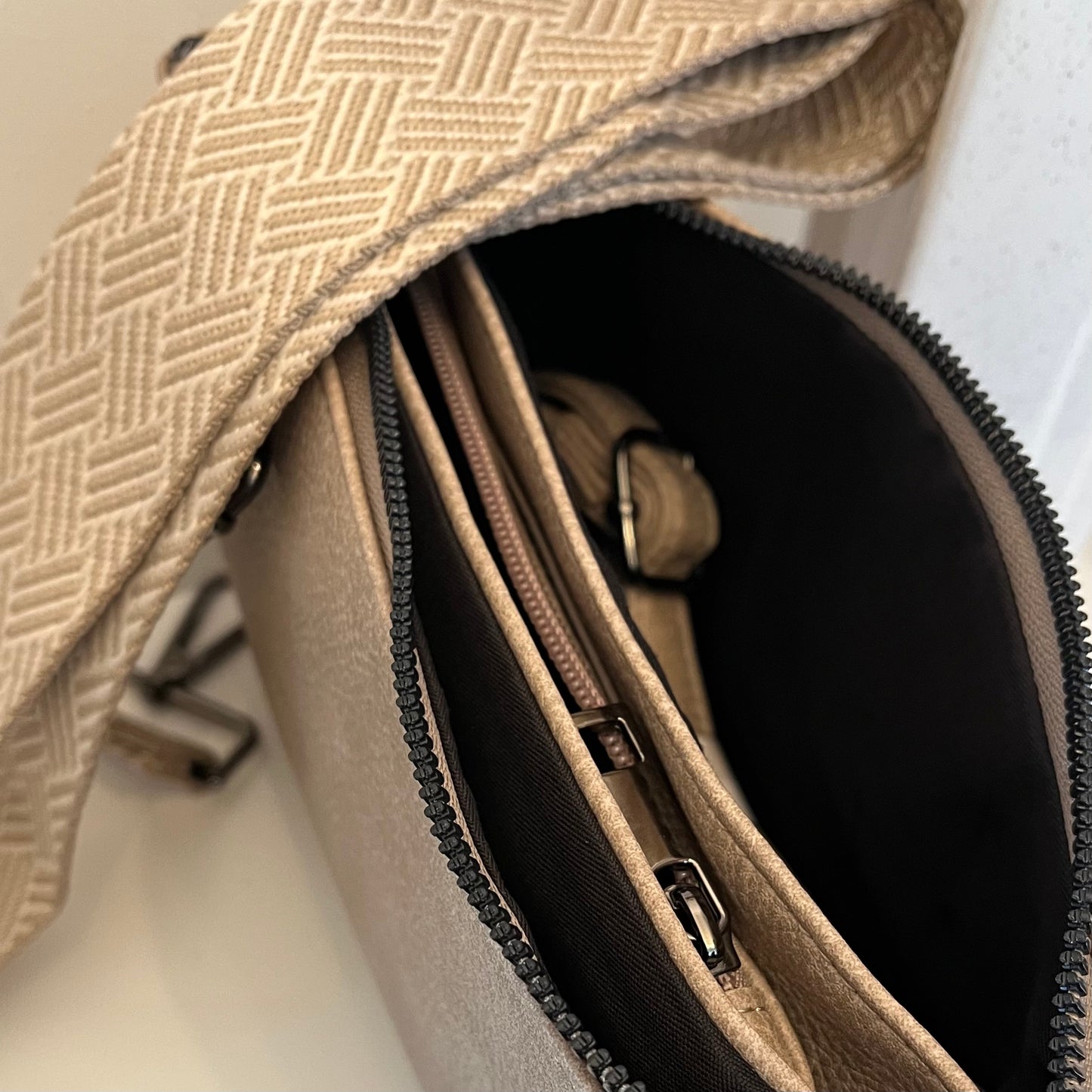 Handtasche mit Schulterriemen oder als Clutch tragbar