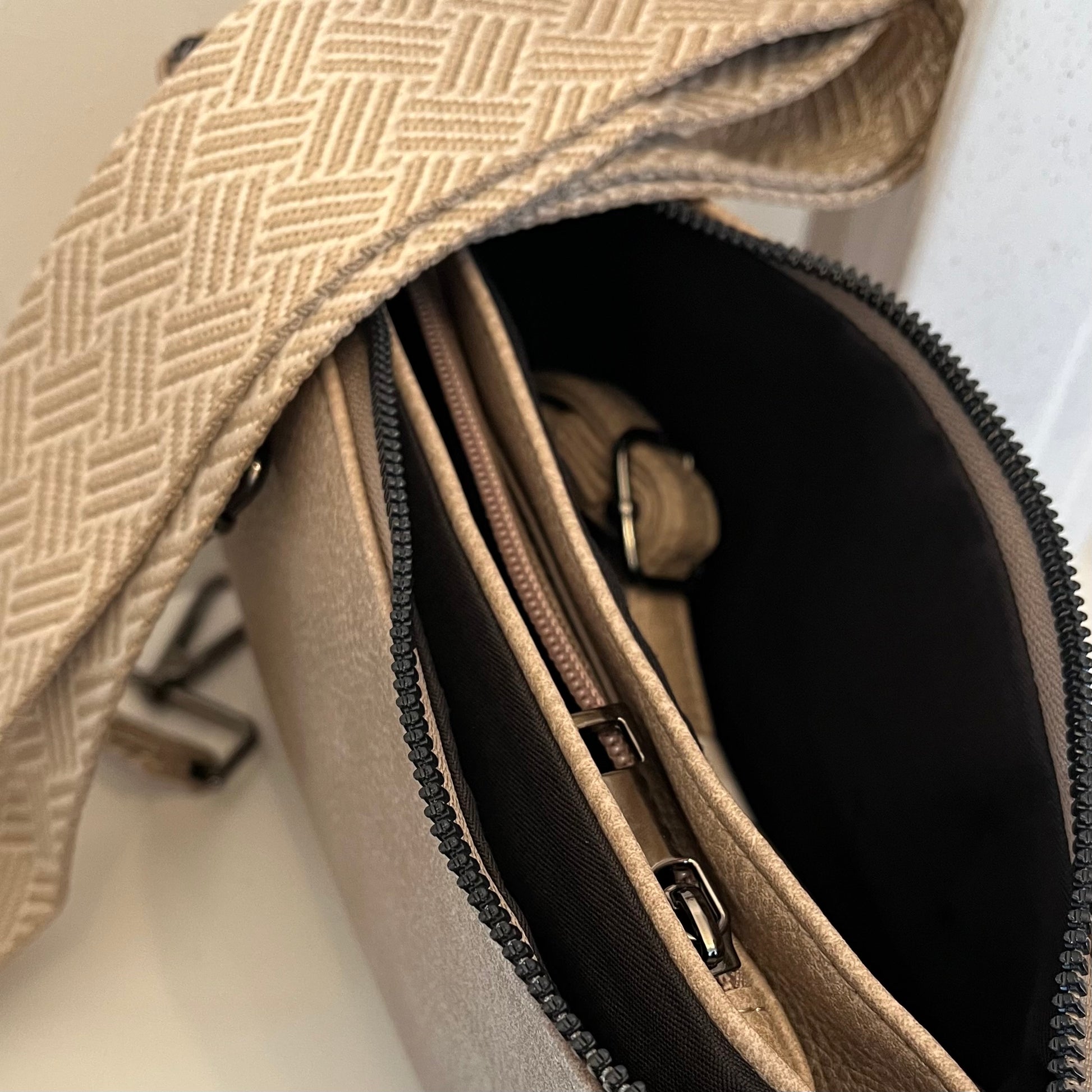 Handtasche mit Schulterriemen oder als Clutch tragbar