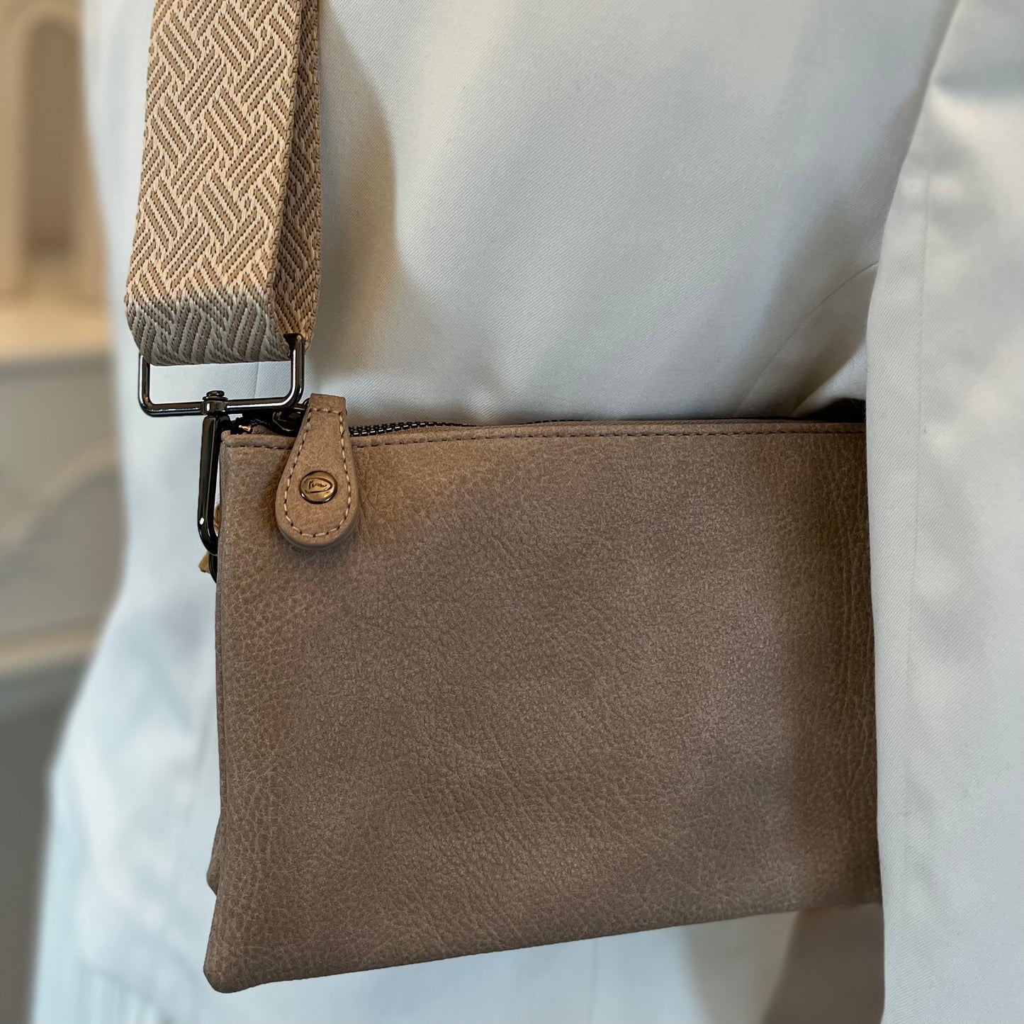 Tasche mit verschiedenen Tragevarianten