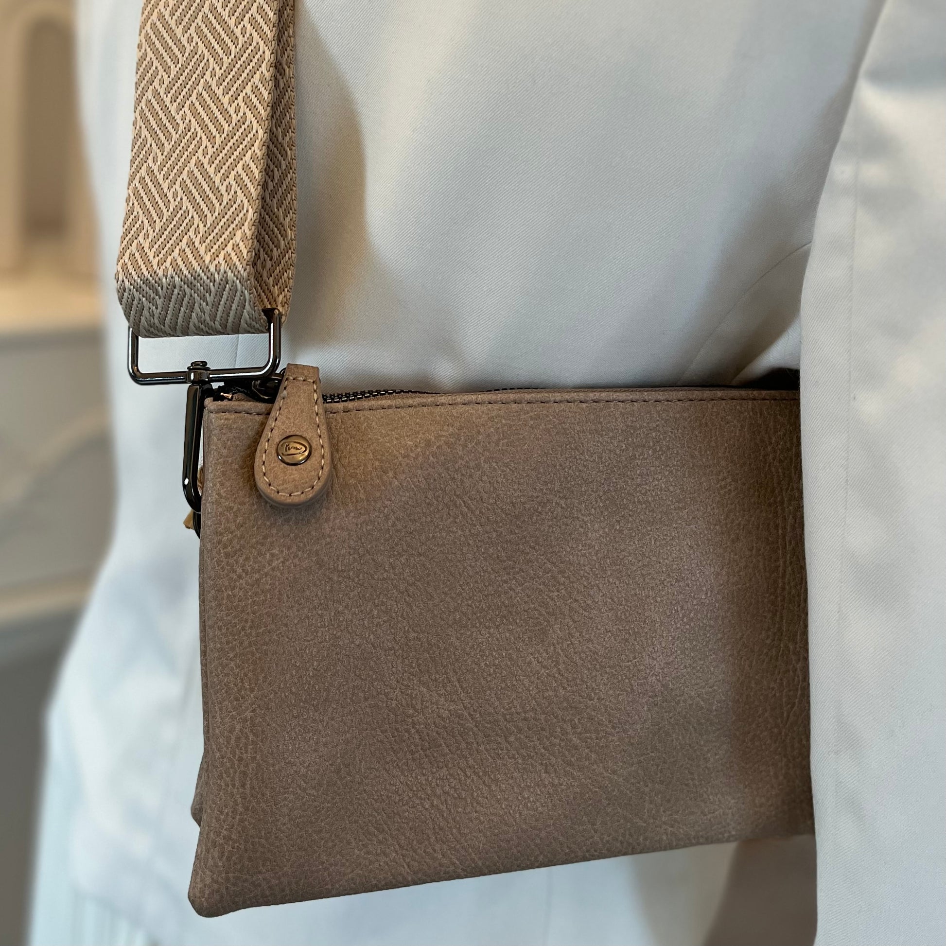 Tasche mit verschiedenen Tragevarianten