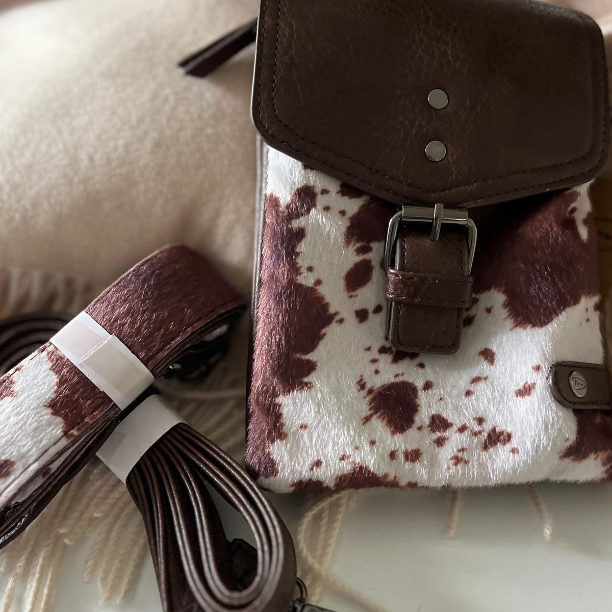 Tasche in Kuhfelloptik  mit 2 Schulterriemen 