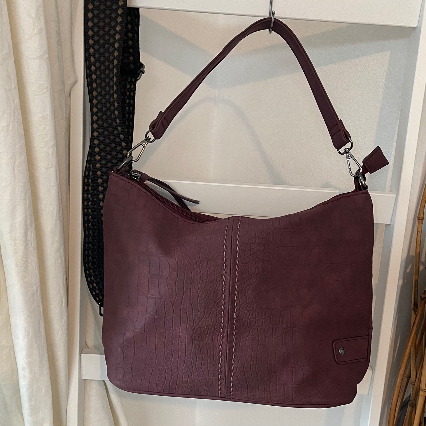 Trendige Handtasche in Burgund. Mit Schulterriemen 