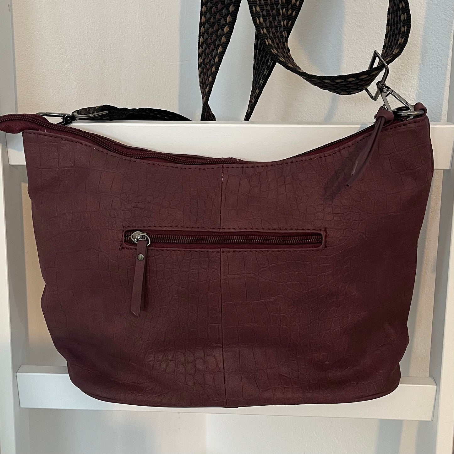 Mit dieser Tasche voll im Trend. Burgundfarben aus Kunstleder 