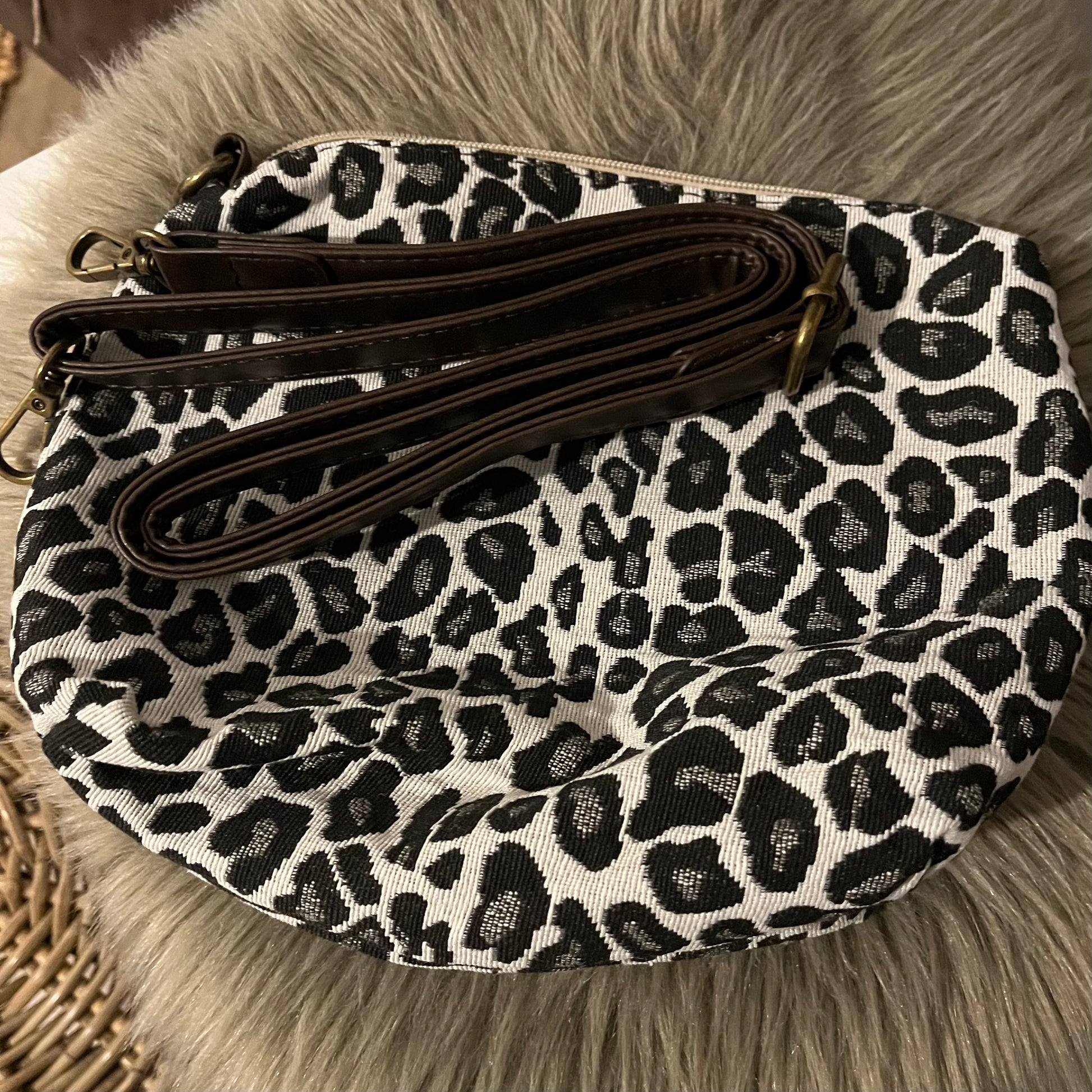 Extra Handtasche mit Schulterriemen . Leoprint  grau 