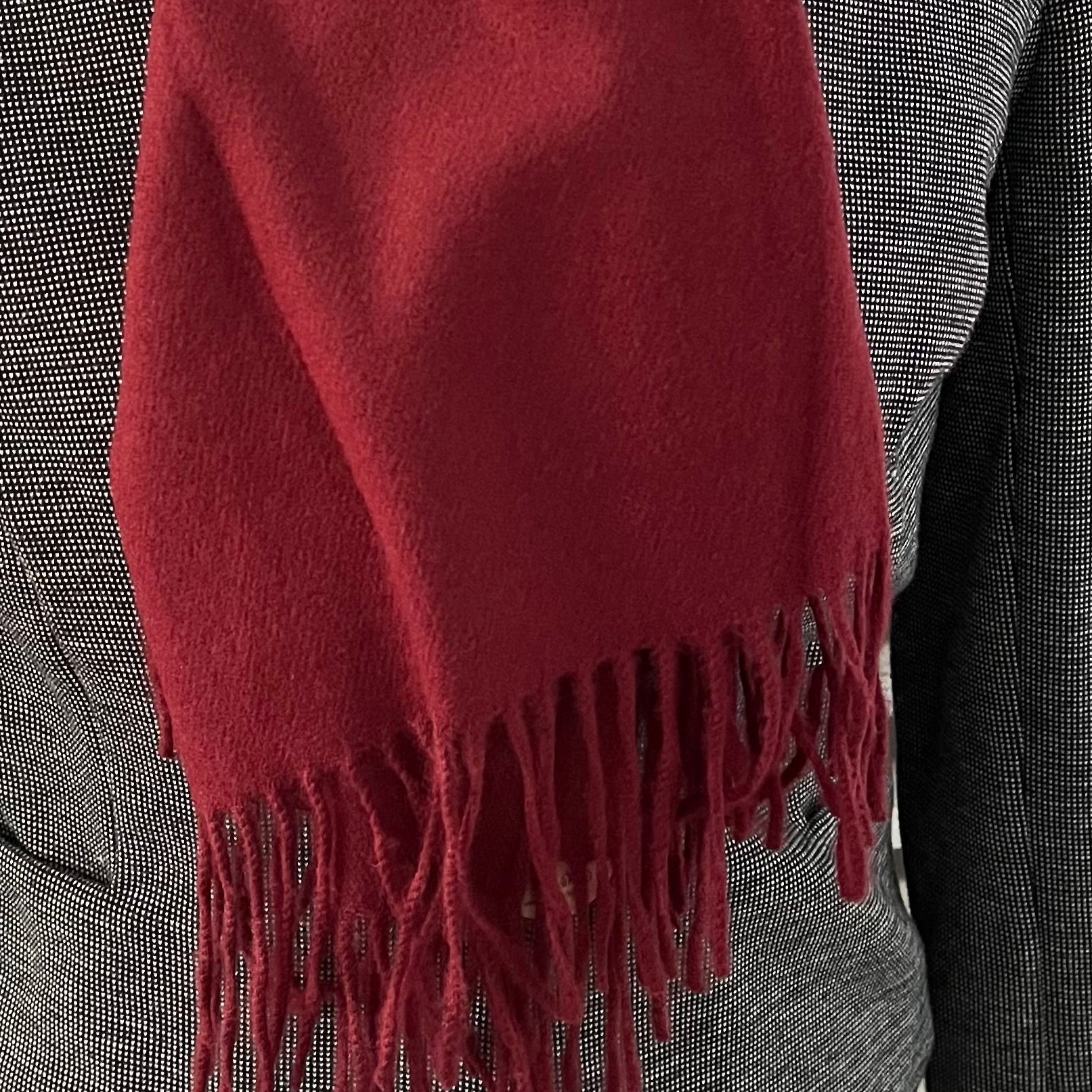 Weicher Cashmeremix Schal in Bordeauxrot.