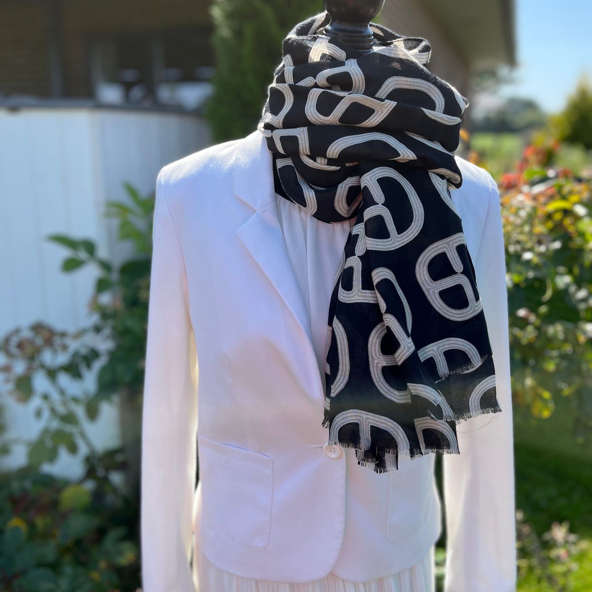 Hübsches Halstuch in Schwarz mit Muster