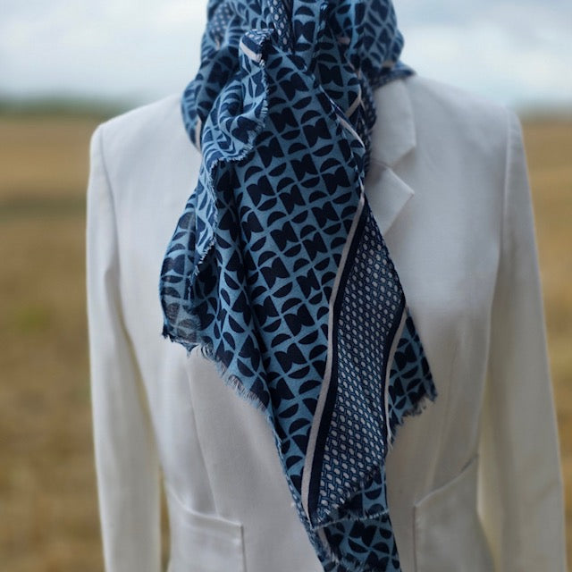 Blauer Schal mit Muster