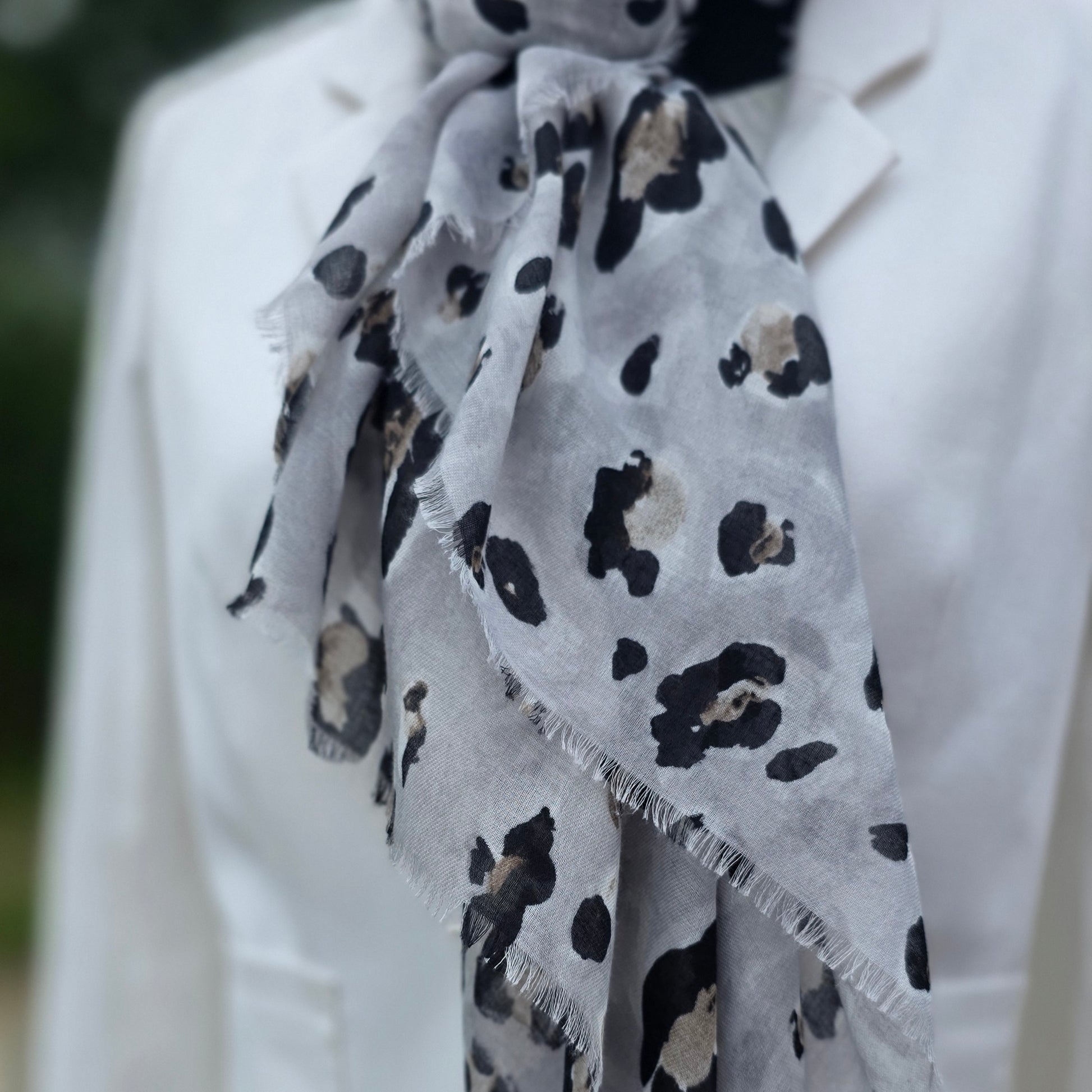 Halstuch-Animalprint-grau