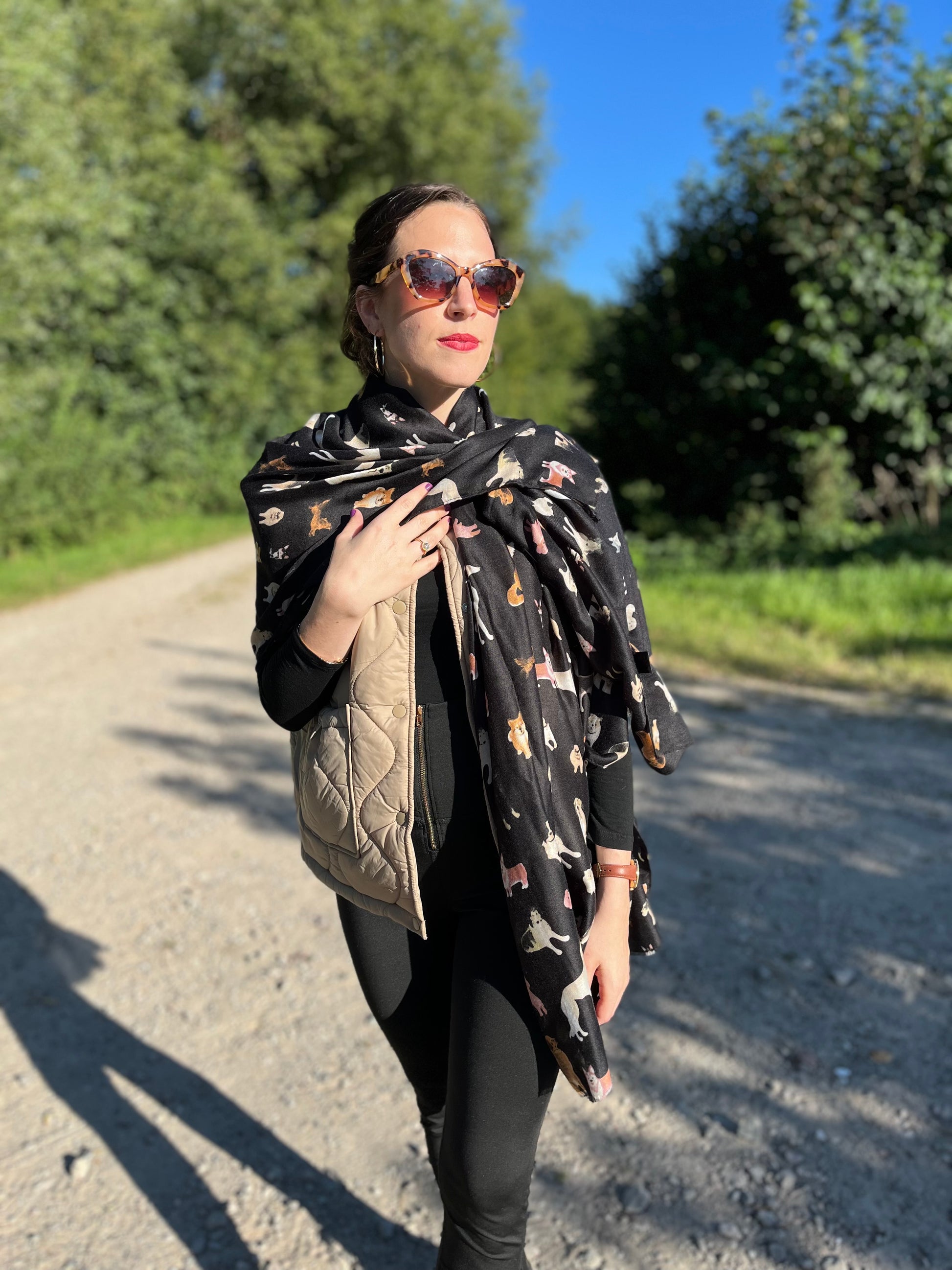 Schal mit Hundemotiven in Schwarz