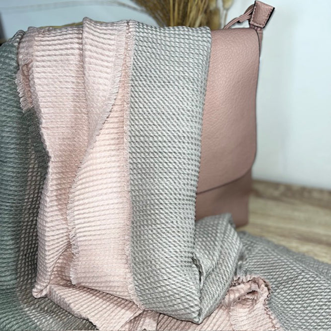 warmer Schal mit Farbverlauf in Rosa und Grau