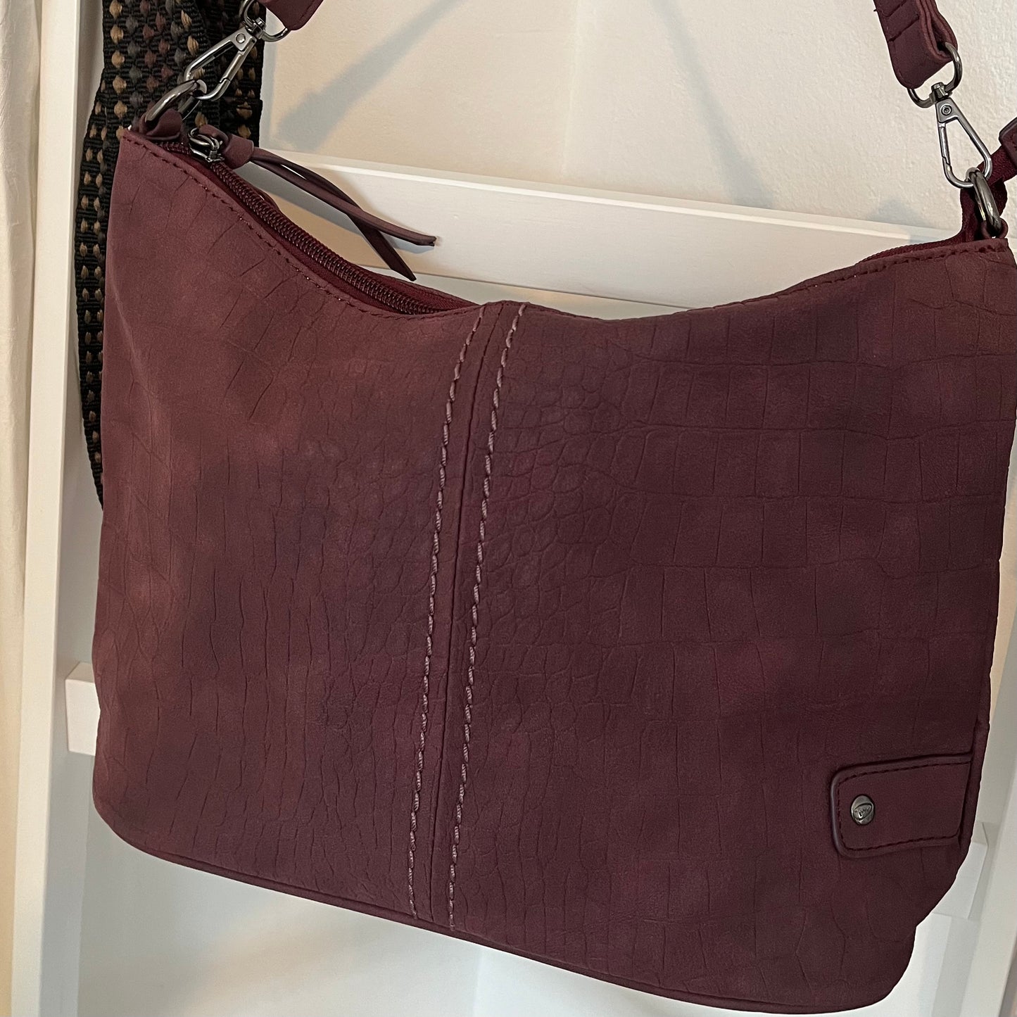 Schicke Handtasche aus robustem Kunstleder in Burgund 