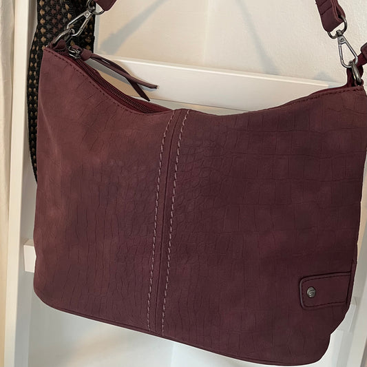 Schicke Handtasche aus robustem Kunstleder in Burgund 