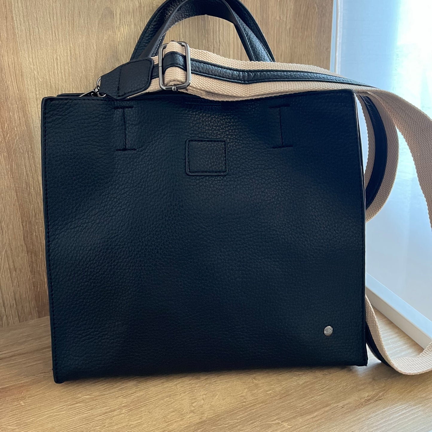 Elegante Handtasche in schwarz mit Schulterriemen 