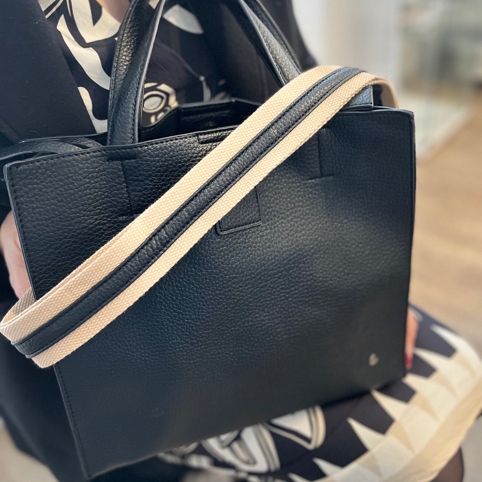 Elegante Handtasche / Citybag in schwarz aus Kunstleder 