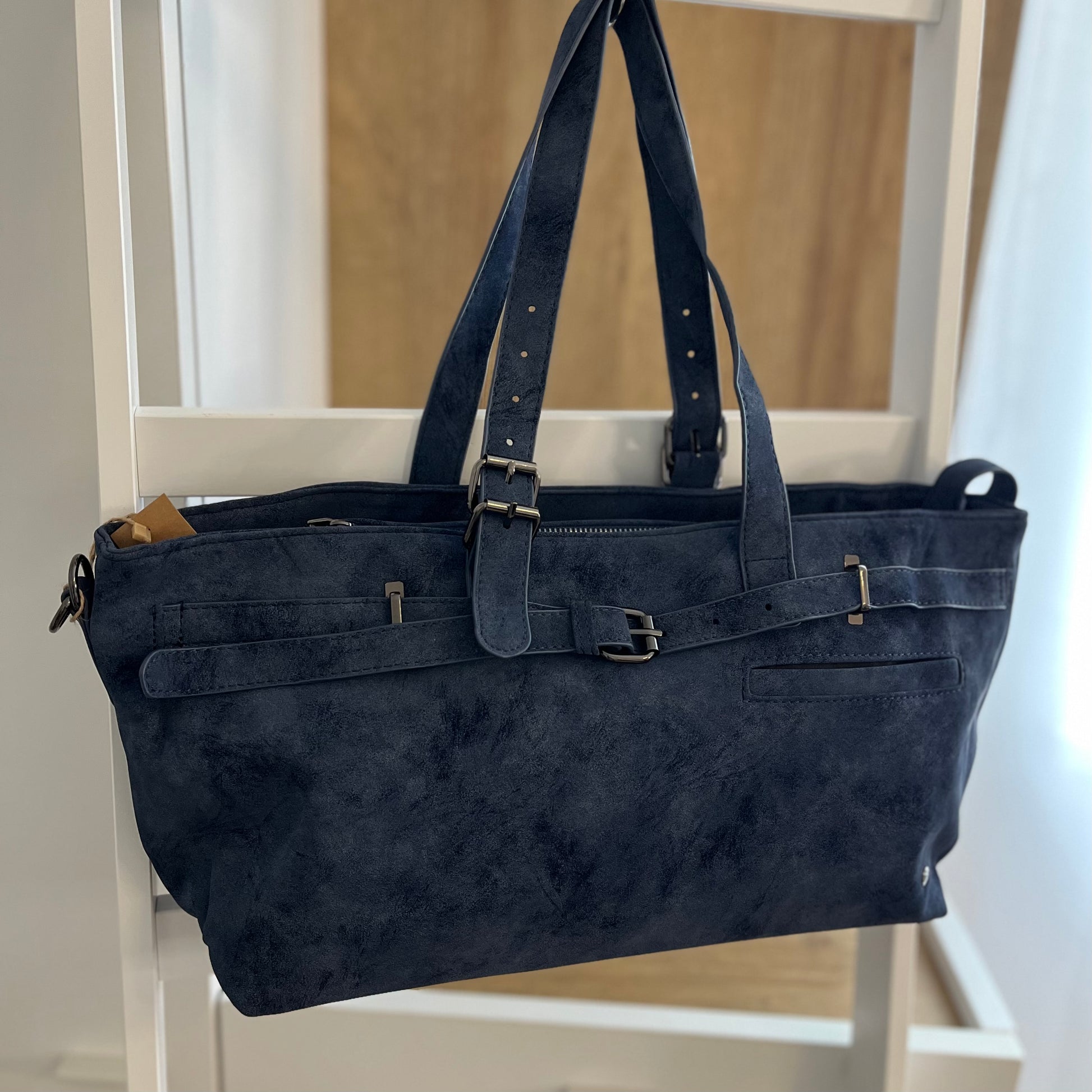 Handtasche weich  aus Velourslederimitat in blau 