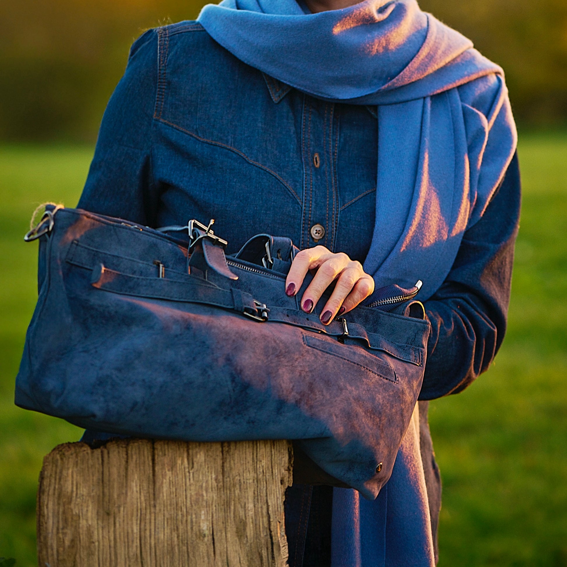 Aus weichem Wildlederimitat , Handtasche blau 