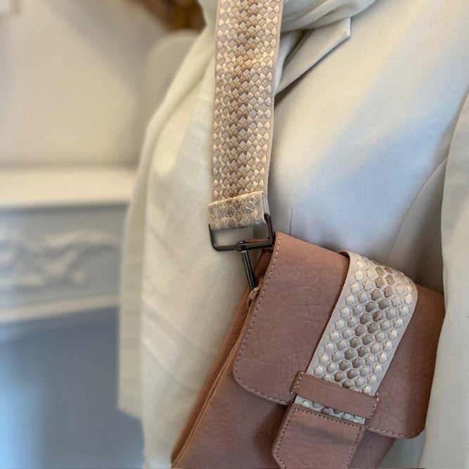 Schultertasche mit verziertem Schultergurt