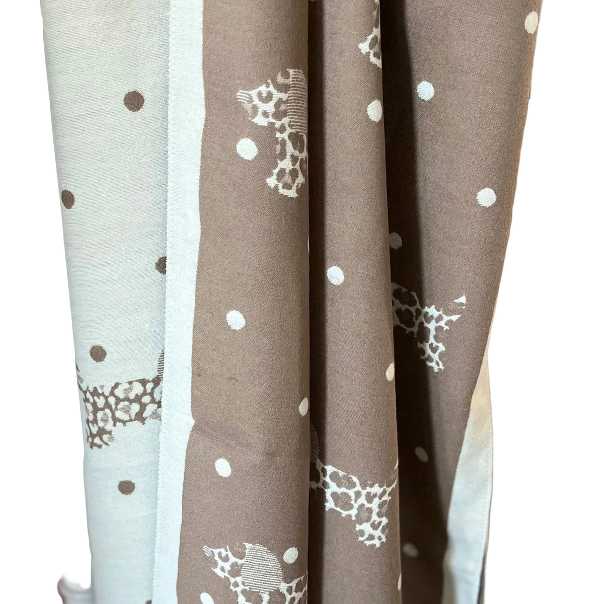 Schöner Woll-Viskoseschal mit Dackelmotiv 
