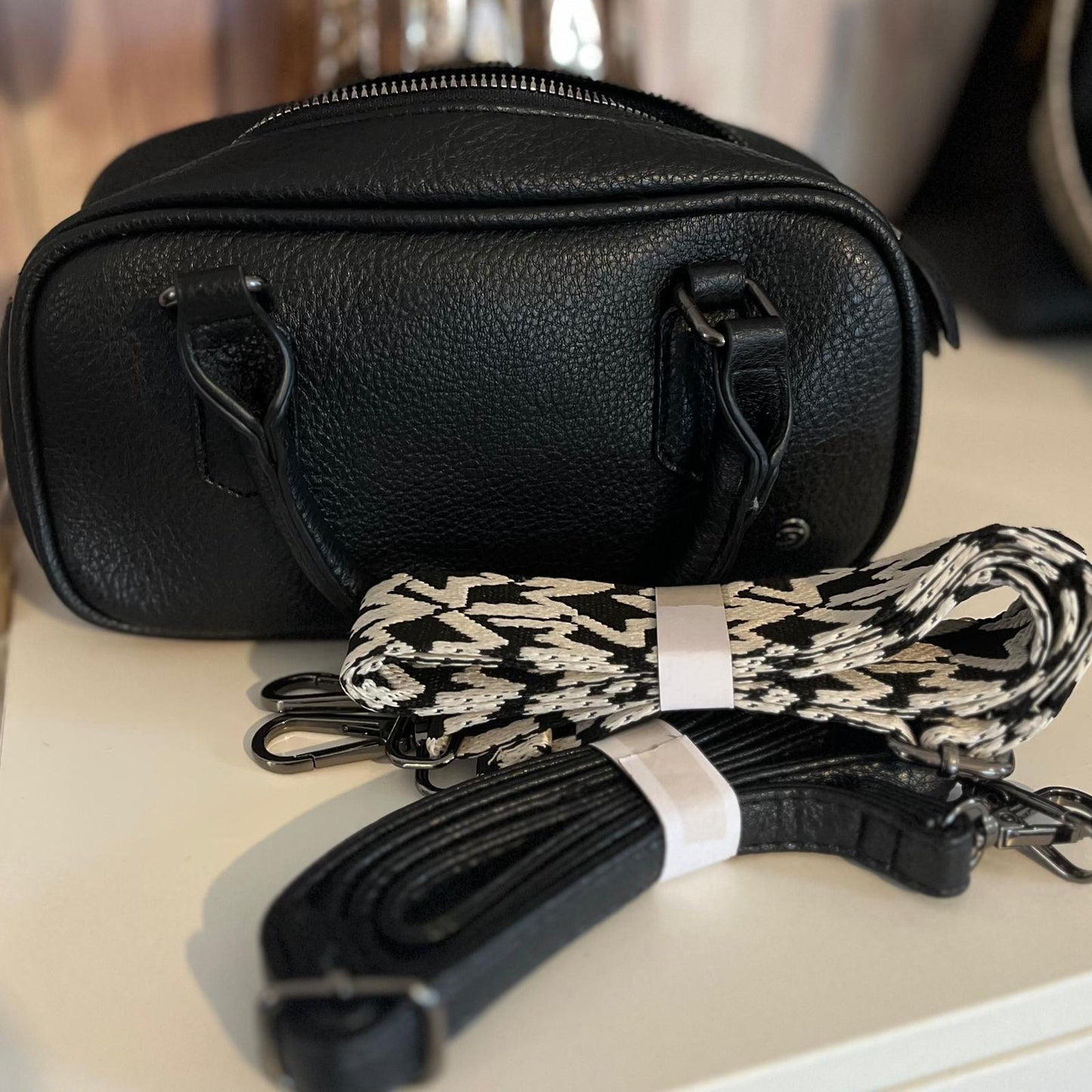 kleine-Henkeltasche-schwarz